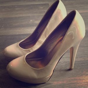 Nude Guess pumps